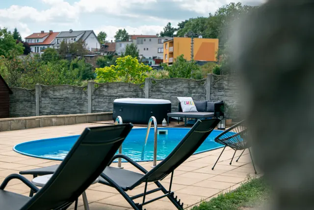 Lehátka u bazénu